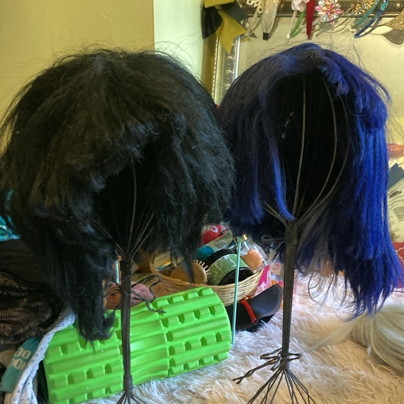 19 assorted wigs!!! Scroll to see all of them - Picture 5 of 13